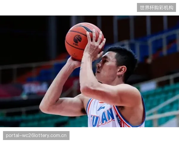 李弘权统治攻防两端篮板,上海队利用二次进攻优势掌控总决赛首战节奏。 李弘权统治攻防两端篮板,上海队利用二次进攻优势掌控总决赛首战节奏。
